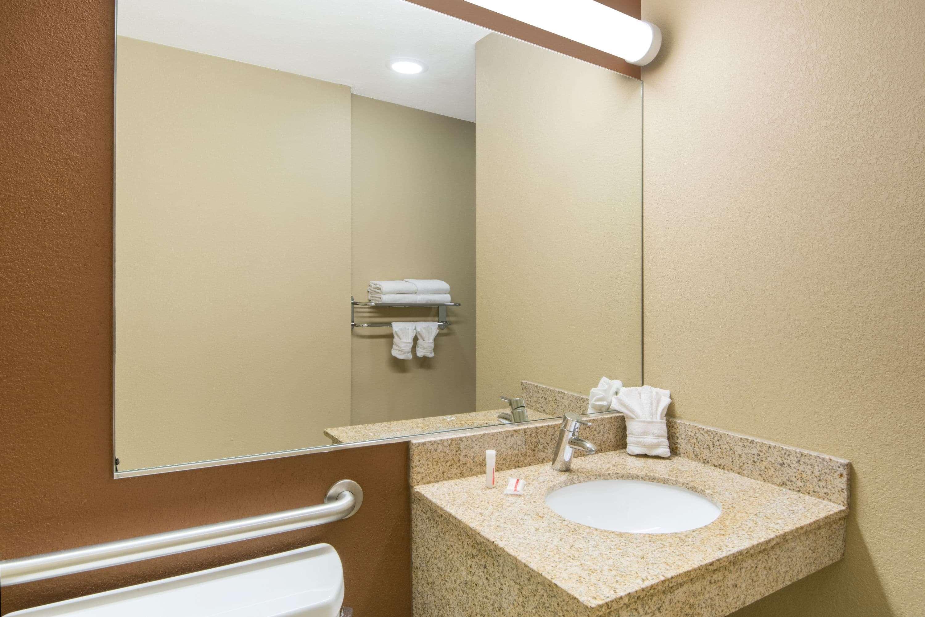 Microtel Inn And Suites נורת' קנטון מראה חיצוני תמונה