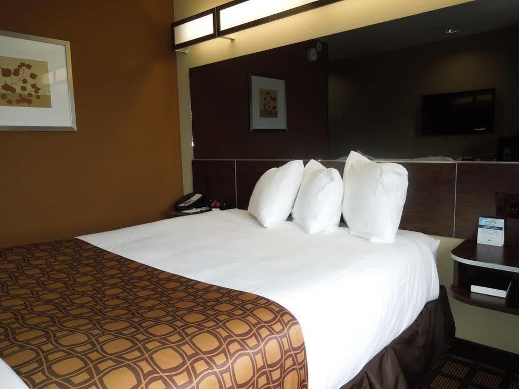 Microtel Inn And Suites נורת' קנטון מראה חיצוני תמונה